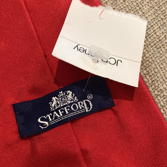 Stafford Santa,dogs and toys vintage Christmas tie! Great to wear to the office - Picture 3 of 3